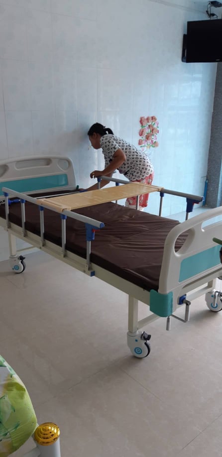 เตียงผู้ป่วย2ไกร์ ฟรี! ที่นอน,ถาดรองอาหาร,เสาน้ำเกลือ