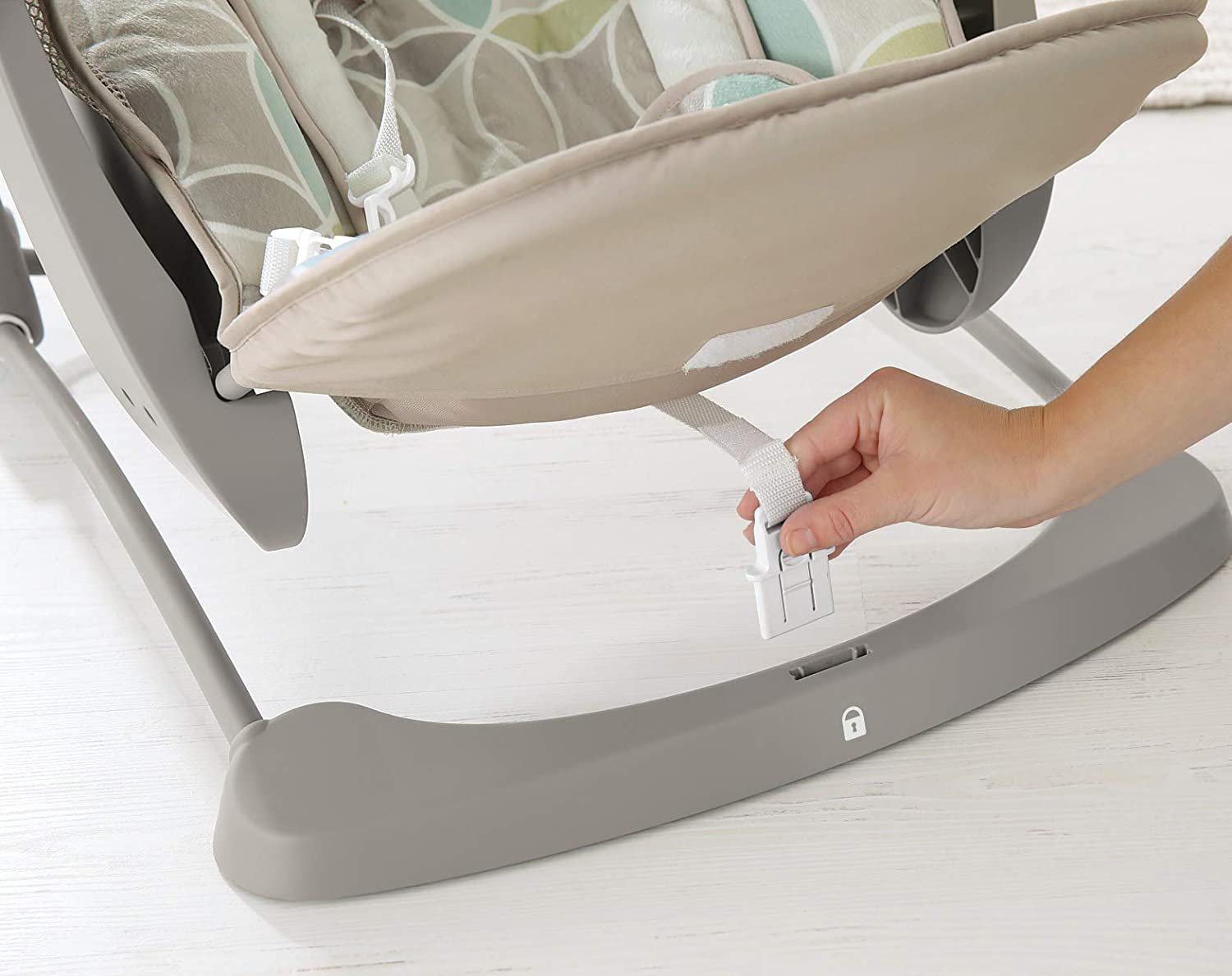 Fisher-Price Deluxe Take-Along Swing & Seat Mocha Swirl ราคา 3,990.- บาท