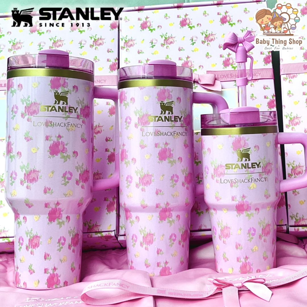 สินค้าพร้อมส่ง นำเข้า 🇺🇸 ✨🌷Stanley 1913 x LoveShackFancy รุ่นลิมิเต็ดอิดิชั่น ‼ รวมความแข็งแรงทนทานของแก้ว Stanley 🌸🌼สั่งสินค้ารบกวนทักแชทแจ้งขนาดไซส์ @ฺBabythingshop มี@นำหน้า
