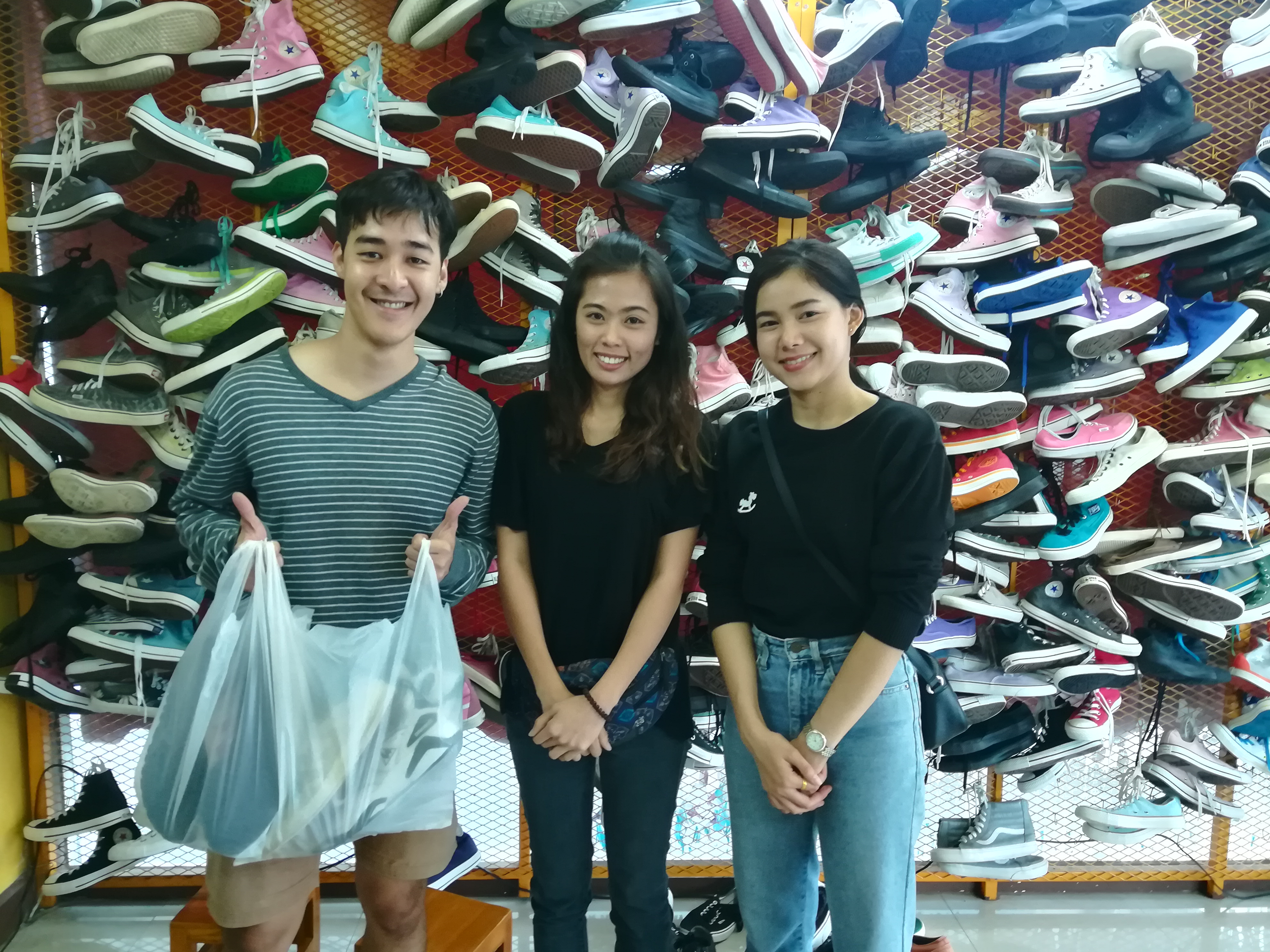ขายส่งรองเท้ามือสอง