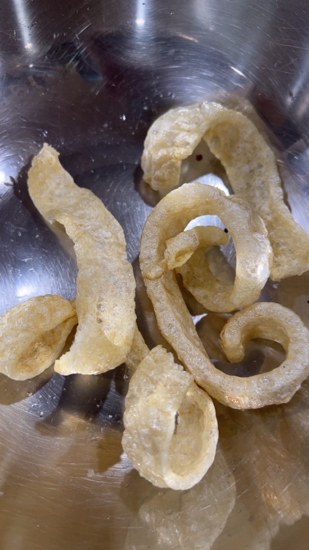 แคบหมูไร้มัน สูตรไทยใหญ่ ขนาด 50 กรัม อบในหม้อไร้น้ำมันได้ แคบหมูไร้มัน แคบหมูปรุงรส (ชนิดแห้ง ยังไม่ได้ทอด) อร่อยถูกปาก ยังไม่ได้ทอด แคบหมูไร้มันกึ่งสำเร็จรูป Pork rind, Pork crackling สูตรเด็ดไม่ซ้ำใคร