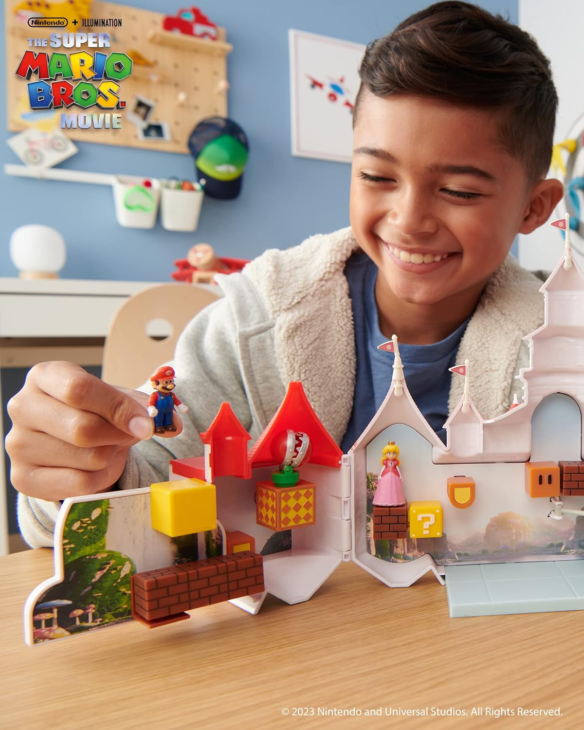 ฟิกเกอร์มาริโอ้ ‼ นำเข้า🇺🇸 THE SUPER MARIO BROS. MOVIE – ชุดของเล่นปราสาท Mushroom Kingdom พร้อมฟิกเกอร์ Mario และ Princess Peach ขนาดเล็ก 1.25 นิ้ว ราคา 2190 บาท