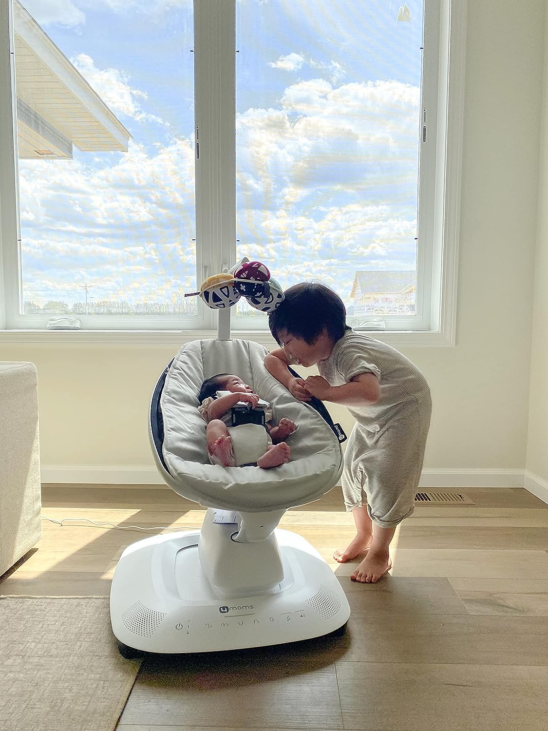 นำเข้า🇺🇸 เปลกล่อมยอดฮิตท๊อปรีวิว รุ่นใหม่ล่าสุด ปี 2023👑4moms MamaRoo Multi-Motion Baby Swing, Bluetooth Enabled with 5 Unique Motions, Grey - สีเทา ราคา 16,900 บาท