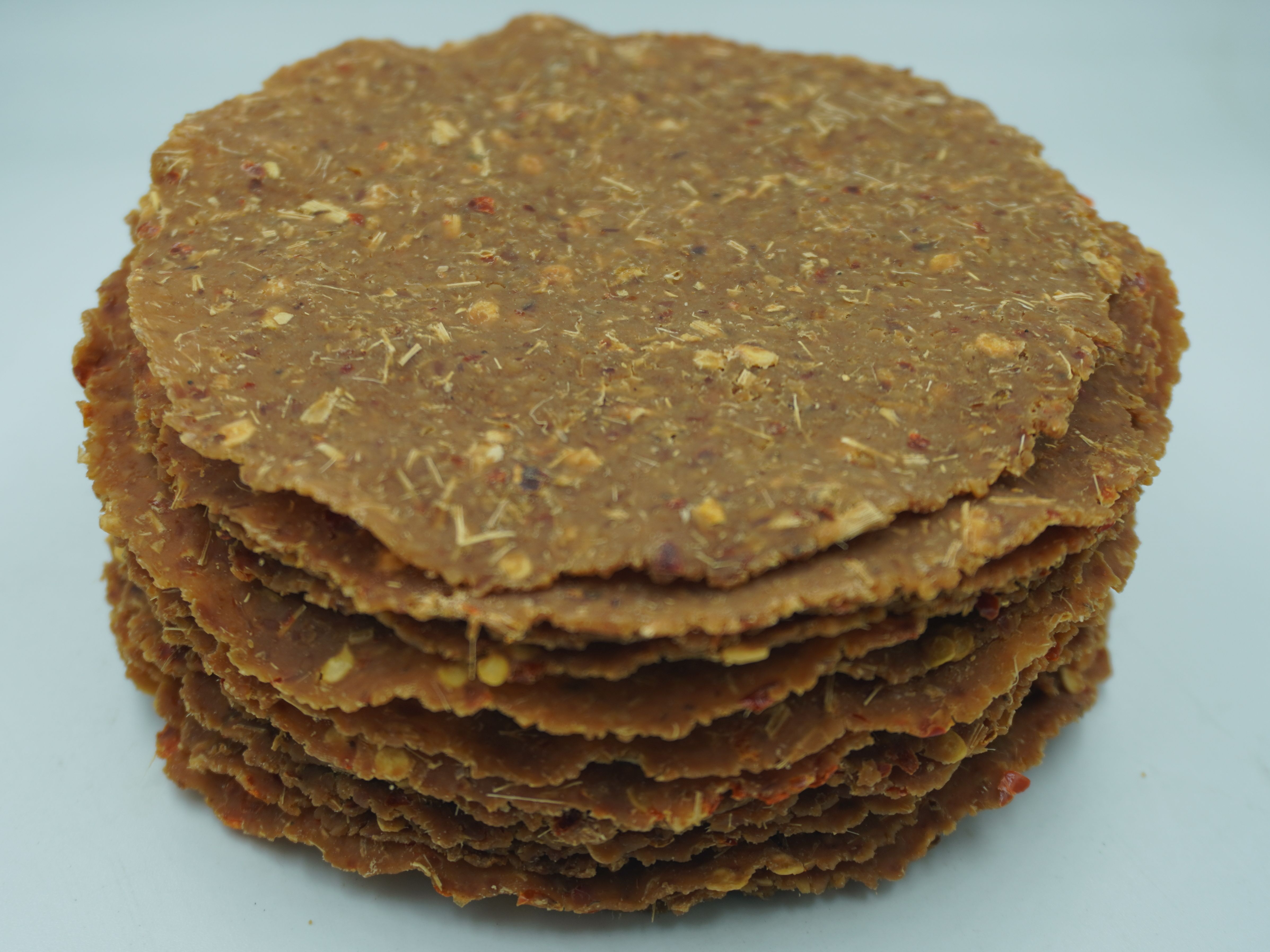 ถั่วเน่า ถั่วเน่ารสเผ็ด ทดลอง จำนวน 1 แผ่น ถั่วเน่าแผ่น สูตรชาวไทใหญ่ ถั่วเน่าทรงเครื่อง Soybean fermented รับประกันความอร่อย เหมาะสำหรับประกอบอาหารพื้นเมือง หรือใช้แทนกะปิสำหรับผู้ที่กินเจ