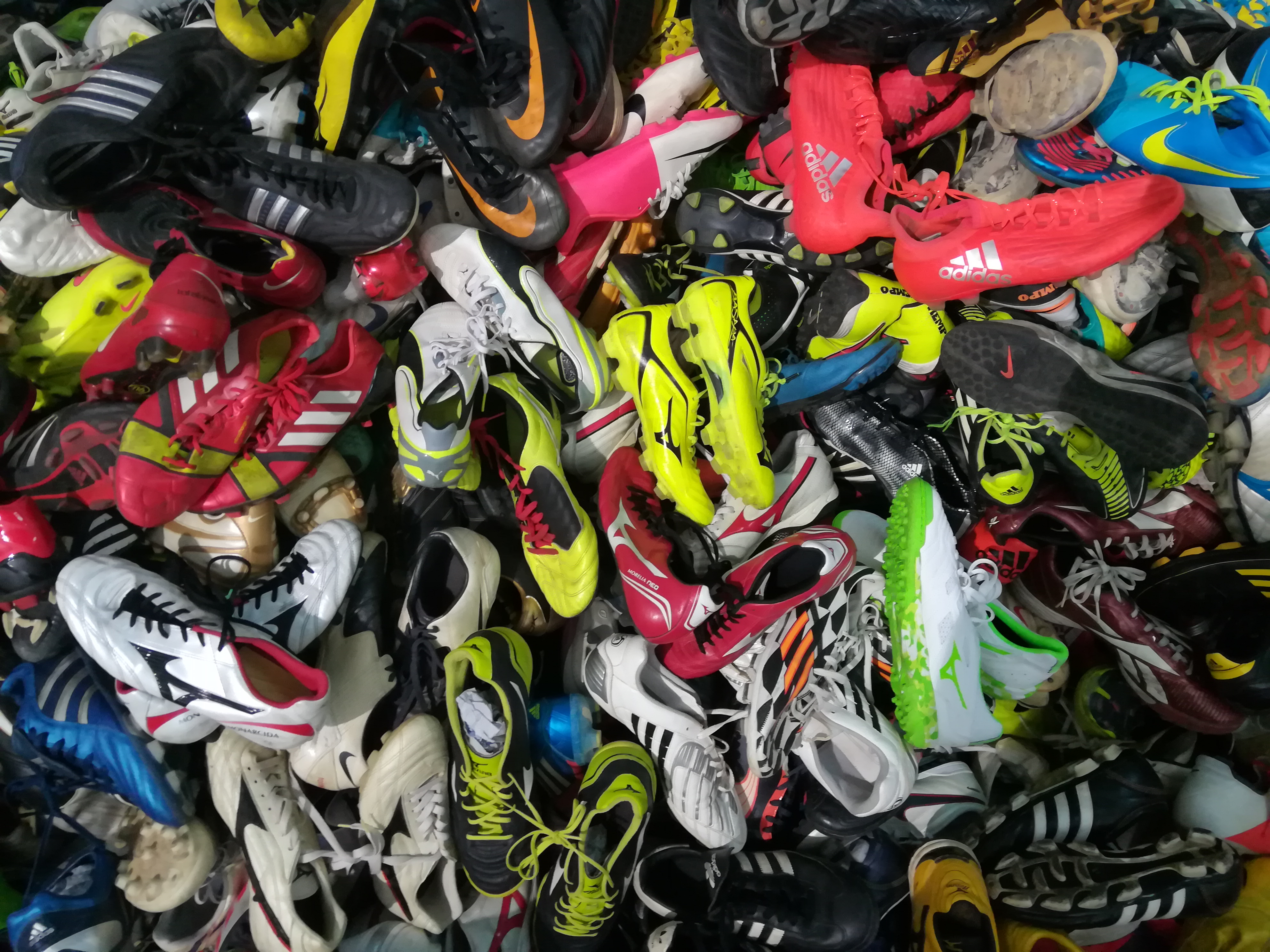 รองเท้าสตั๊ดเกรดหัวสุดตู้พิเศษ