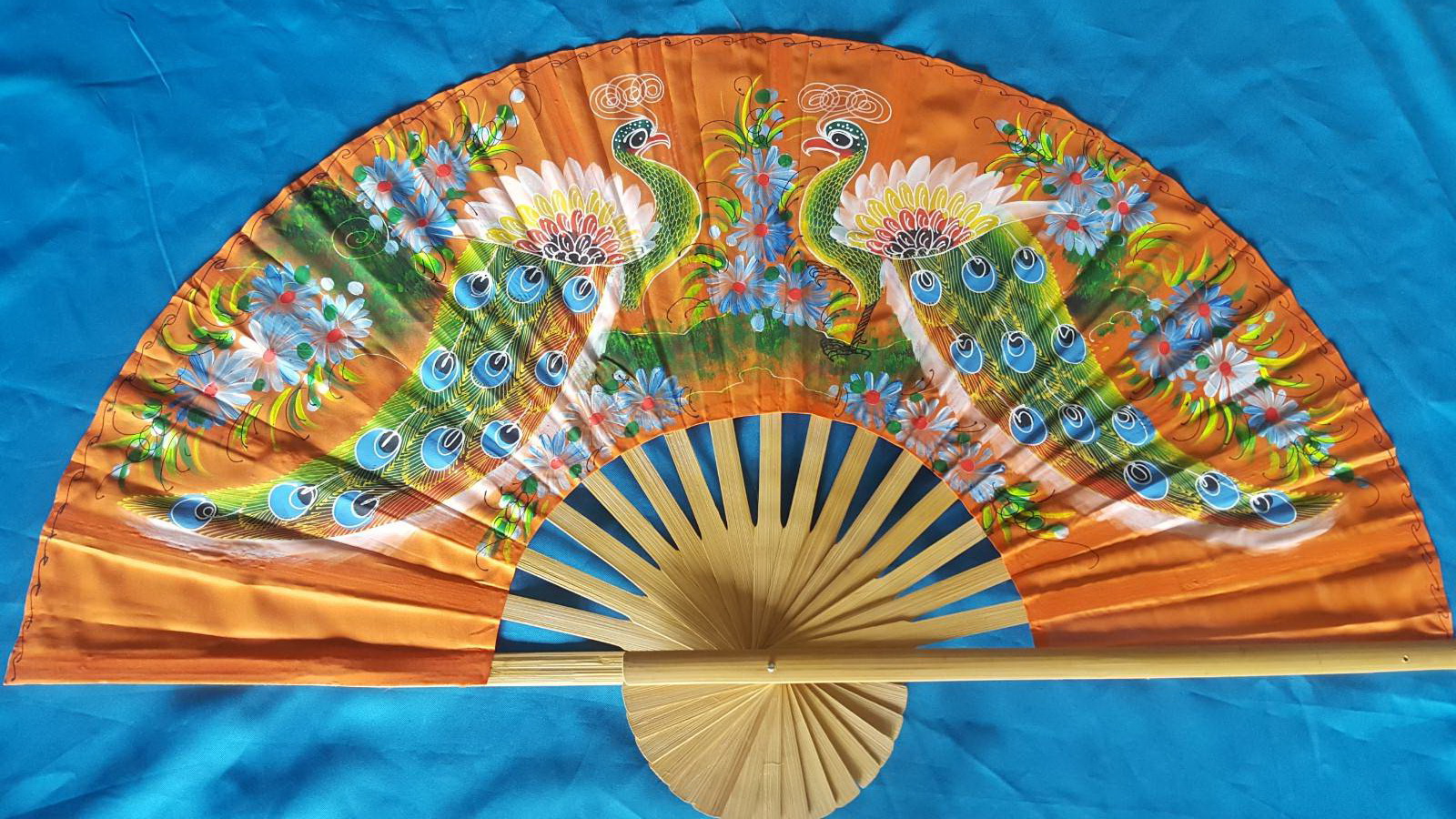 พัดใหญ่แขวนผนังลายนกยูงสีน้ำเงิน