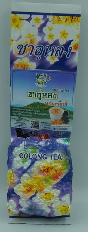 ชาอู่หลงหอมหมื่นลี้ Oolong Tea ขนาด 500 กรัม เป็นชาอู่หลงก้านอ่อนคัดพิเศษ รสชาติกลอมกล่อม ชุ่มคอที่สุด อบผสมดอกหอมหมื่นลี้ซึ่งเป็นดอกไม้ที่มีความหอมเป็นอย่างมาก ทำให้หอมหวานผ่อนคลายเข้ากันได้ดีกับรสชาอู่หลง รับประกันความพอใจ
