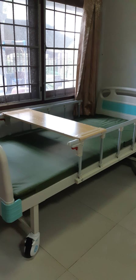 เตียงผู้ป่วย2ไกร์ ฟรี! ที่นอน,ถาดรองอาหาร,เสาน้ำเกลือ