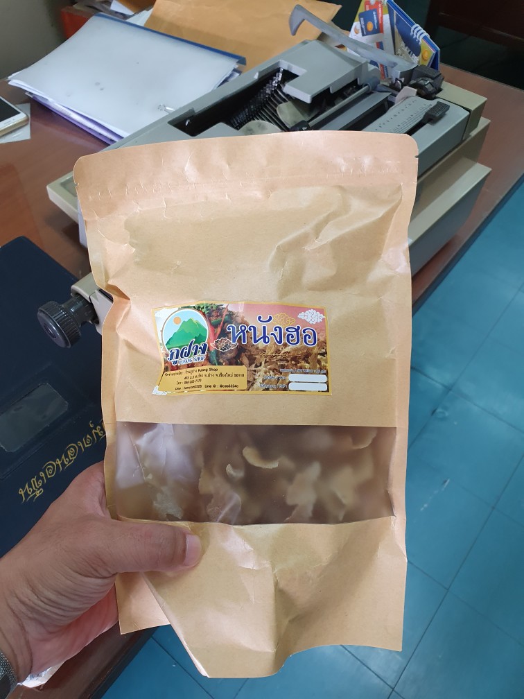 หนังฮอ หนังผอง (หนังวัว หนังควายแห้ง) ขนาด 50 กรัม ใช้ประกอบอาหารภาคเหนือ เช่น ยำหนัง หรือ ยำหนังฮอ ก่อนต้มหนังฮอ ควรนำไปแช่น้ำก่อน ประมาณ 10 นาที ยำหนังควาย ยำหนังฮอ หนังฮอ เป็นหนังวัวหรือหนังควายแห้ง ที่ต้มเปื่อยแล้ว ขูดเป็นชิ้นบาง ๆ บ้างก็หั่นเป็นชิ้น