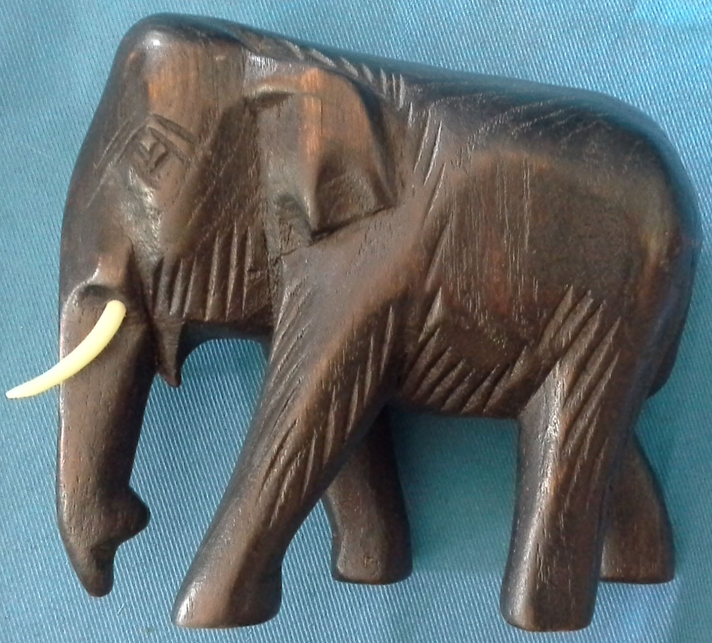 ช้างไม้สีดำ