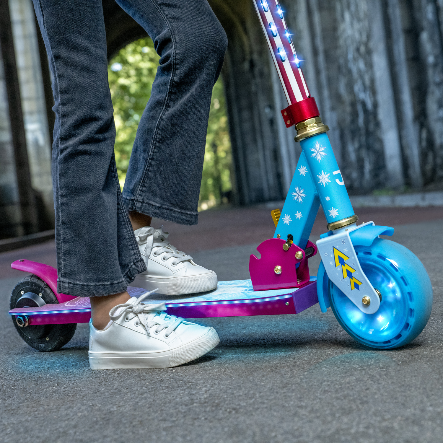 สกู๊ตเตอร์ไฟฟ้ามีไฟ คันเร่ง และเบรกไฟฟ้า สำหรับเด็กโต แบบพับได้ Frozen 2 Jetson Kids Folding Electric Scooter with Twist Throttle, Light-up Wheel, Stem, and Deck