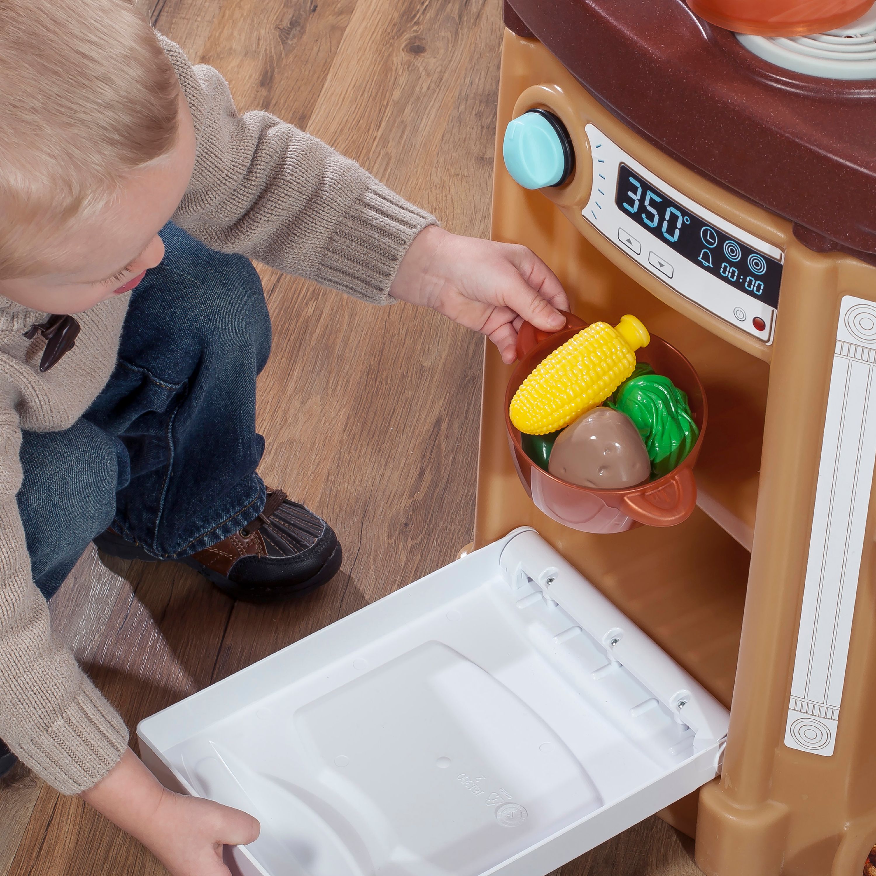 📣📣 พร้อมส่ง ! ครัว Step2 Fun with Friends Play Kitchen with 38 Piece Accessory Set - Brown ราคา 6,900 บาท