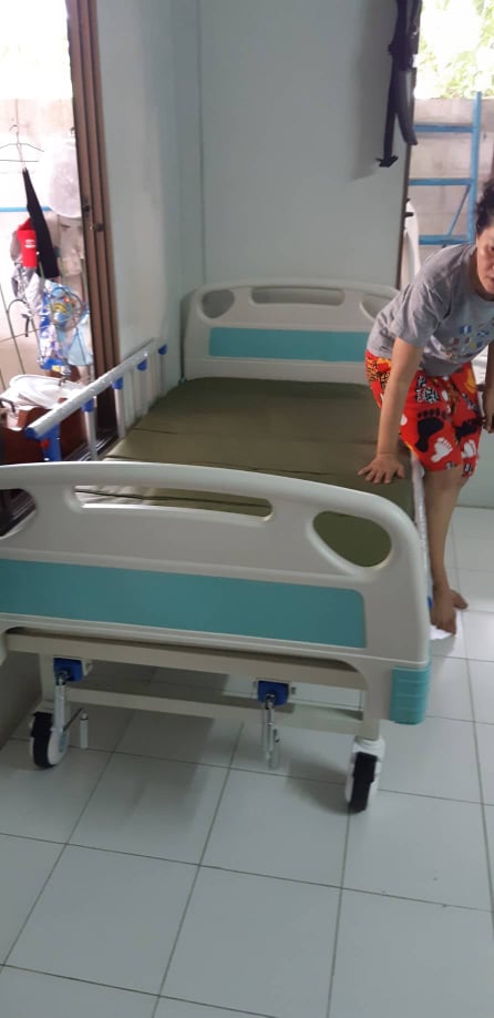 เตียงผู้ป่วย2ไกร์ ฟรี! ที่นอน,ถาดรองอาหาร,เสาน้ำเกลือ