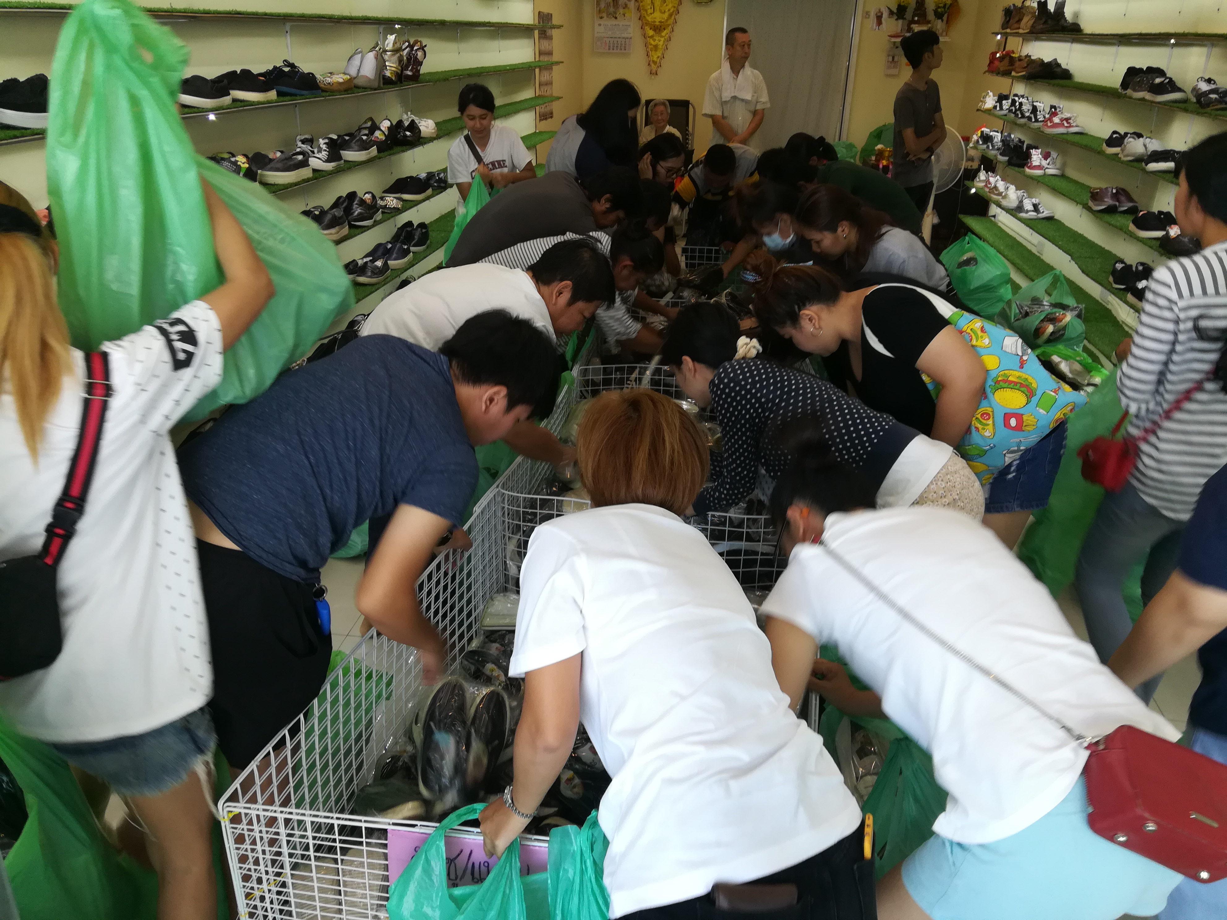ขายส่งรองเท้ามือสอง Footlongshoes