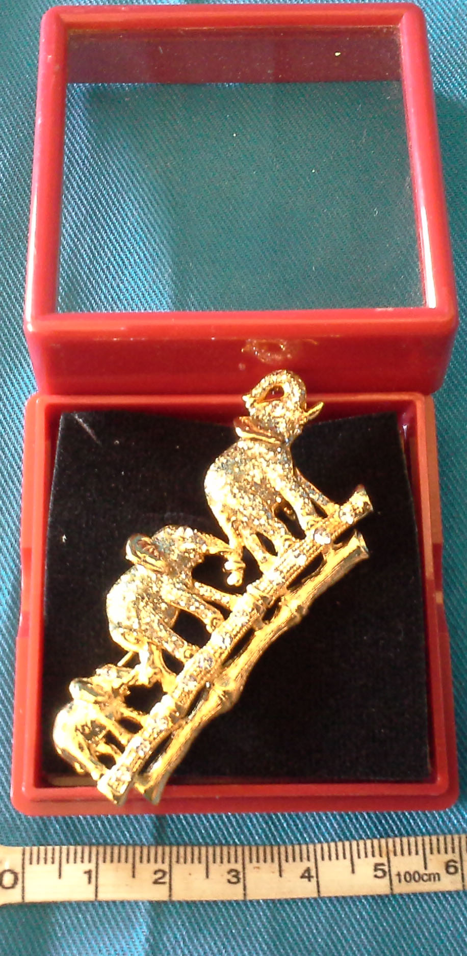 เข็มกลัดติดเสื้อช้างสามตัว