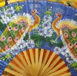 พัดใหญ่แขวนผังลายนกยูงสีน้ำเงิน