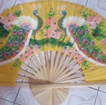 พัดใหญ่แขวนผนังนกยูงสีเหลืองทอง