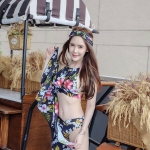 [Free size] ชุดว่ายน้ำทูพีชรุ่น Twistza-v cut ทรงบิกินี่ สีดำลายชบา