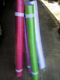 ผ้าต่วนหลากสีผูกประดับโต๊ะเต้นท์