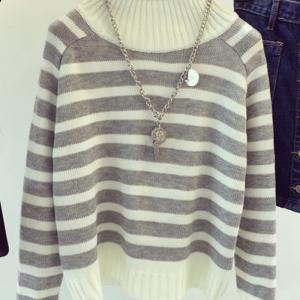 QW6010002 เสื้อไหมพรมถักกันหนาวคอสูงสีเทาสลับขาวลายขวางแขนยาว (พร้อมส่ง) สีภาพ ฟรีไซส์ QW6010002 ตัว