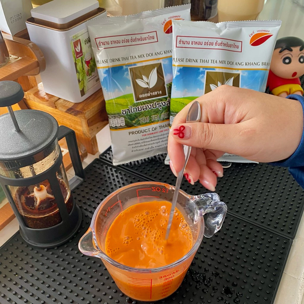 ราคาสุดคุ้ม!!! ผงชาไทย ผงชาแดง อ่างขาง ขนาด 200 กรัม ชาไทยผง ผงชาไทย Thai Milk Tea ชาเขียวแท้จากยอดดอย Doi Angkha Tea ชาดอยอ่างขาง ชาไทยทำขนม ผงชาไทยป่น ชาคุณภาพ คัดสรรชาจากดอยพี้นที่เชียงใหม่ ราคามิตรภาพ ผลิตจากใบชาแท้ 3 สายพันธุ์